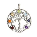 Elfenbaum mit Chakrasteinen